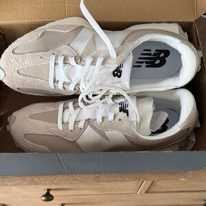 New Balance woman’s Beige and White Sneakers